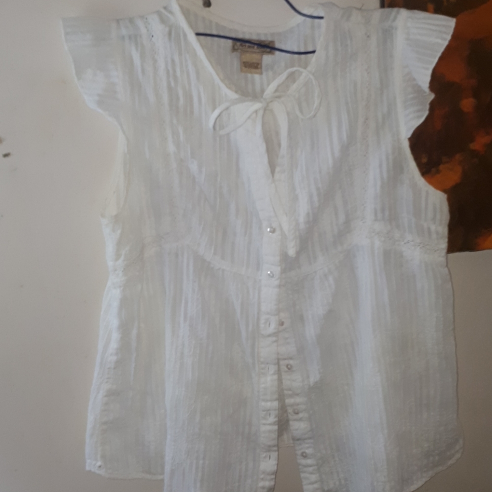 Woman's white cotton summer top w tie